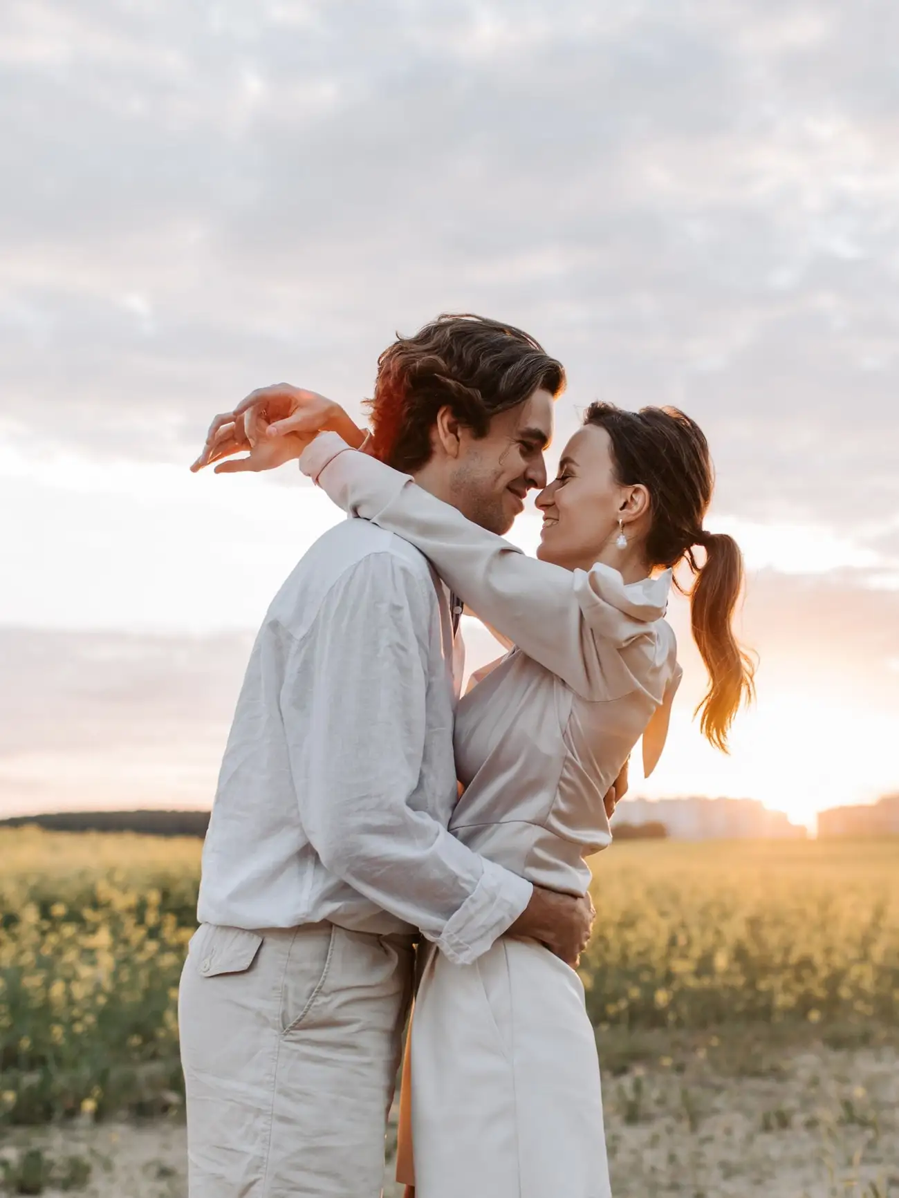Irene y Emilio se abrazan al atardecer en medio de un campo del Valle