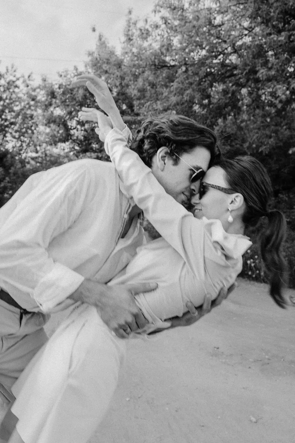 Fotografía en blanco y negro: Emilio inclina a Irene en un paso de baile