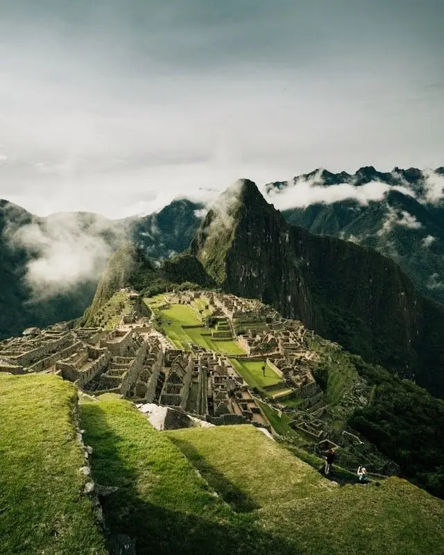 Machu Picchu entre montañas y nubes