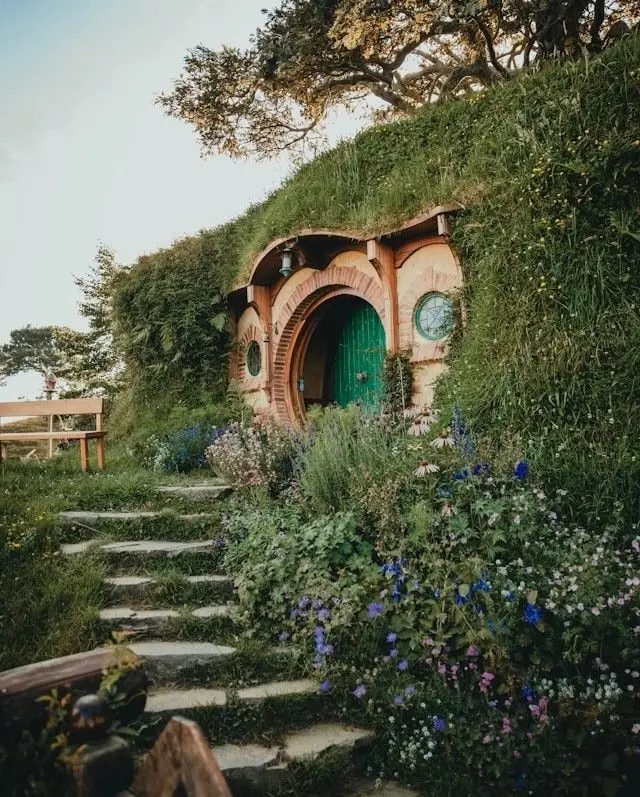 Casa con puerta redonda en una colina verde
