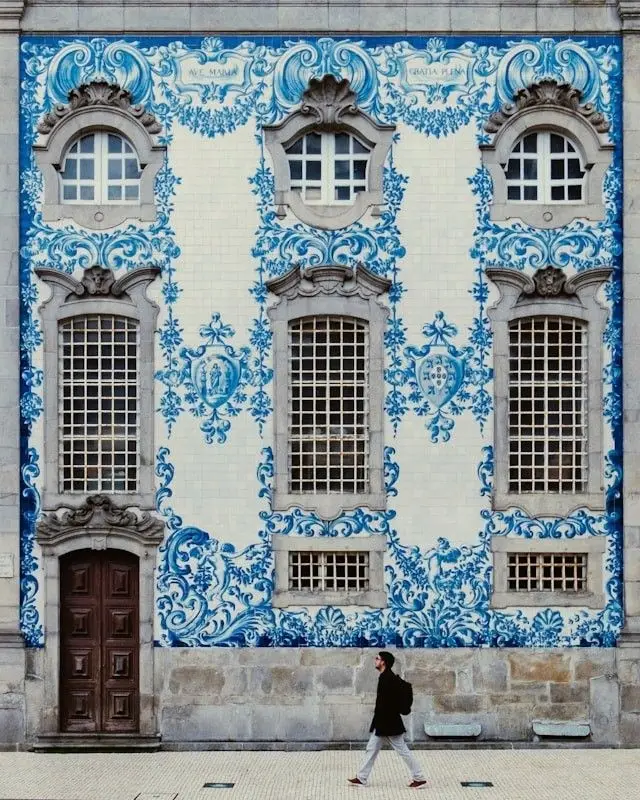 Fachada cubierta de azulejos azules en Oporto